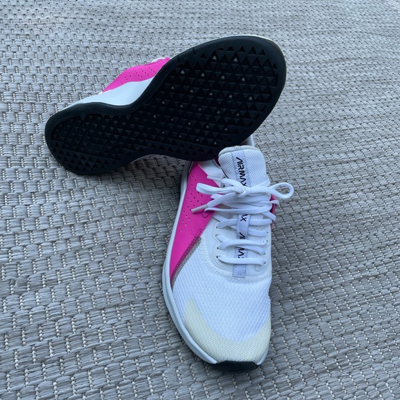 Nike - Picture 3 of 6